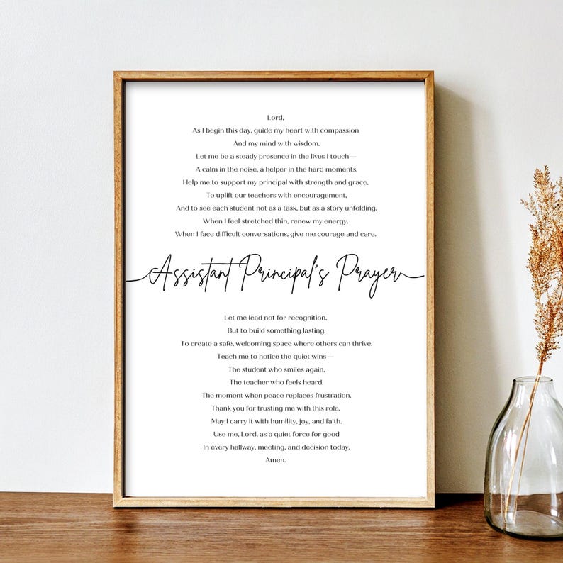 K&ouml;nnte beinhalten: Gerahmter Druck mit dem Text "Assistant Principal's Prayer" in eleganter Schrift. Der Druck zeigt ein Gebet mit inspirierenden Versen. Der Rahmen ist warmbraun, der Druck auf wei&szlig;em Hintergrund.