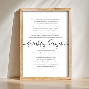 Pode incluir: Impressão emoldurada com a oração "Workday Prayer" em escrita preta sobre fundo branco. A moldura é de madeira clara. A impressão foi concebida para inspirar e orientar diariamente.