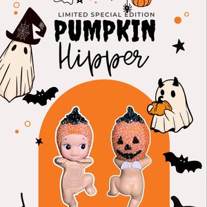 K&ouml;nnte beinhalten: Ein Halloween-Bild mit zwei kleinen, hautfarbenen Figuren mit k&uuml;rbisf&ouml;rmigen K&ouml;pfen. Das Bild enth&auml;lt den Text "LIMITED SPECIAL EDITION PUMPKIN Hipper" und dekorative Elemente wie Flederm&auml;use, Geister und K&uuml;rbisse.