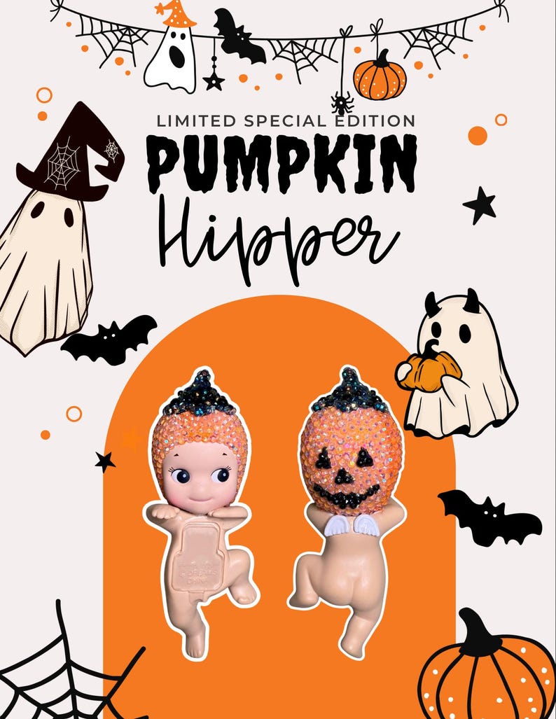 K&ouml;nnte beinhalten: Ein Halloween-Bild mit zwei kleinen, hautfarbenen Figuren mit k&uuml;rbisf&ouml;rmigen K&ouml;pfen. Das Bild enth&auml;lt den Text "LIMITED SPECIAL EDITION PUMPKIN Hipper" und dekorative Elemente wie Flederm&auml;use, Geister und K&uuml;rbisse.