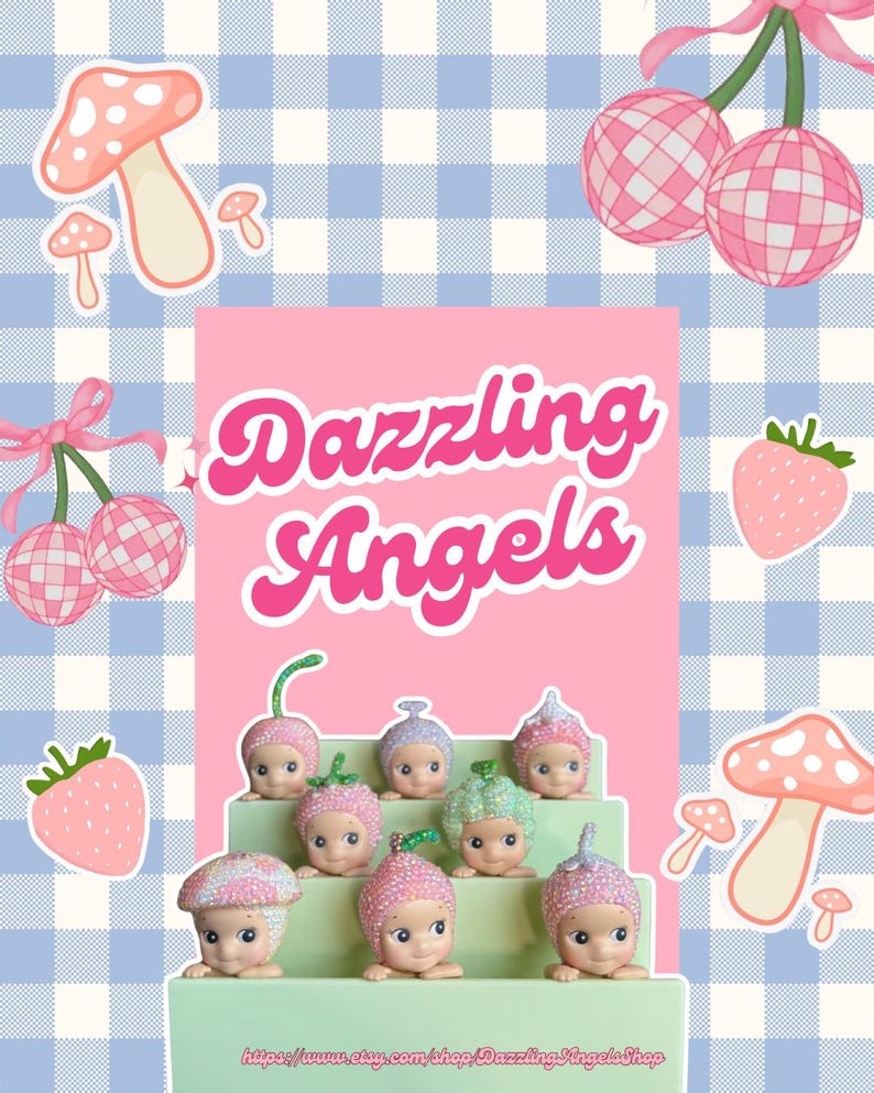 K&ouml;nnte beinhalten: Eine Sammlung kleiner, dekorativer Engelsfiguren mit verschiedenen H&uuml;ten im Obst-Design, pr&auml;sentiert auf einer mehrstufigen Plattform. Das Bild zeigt den Text "Dazzling Angels" in Rosa sowie Erdbeer- und Pilzillustrationen. Der Hintergrund hat ein blau-wei&szlig;es Karomuster.
