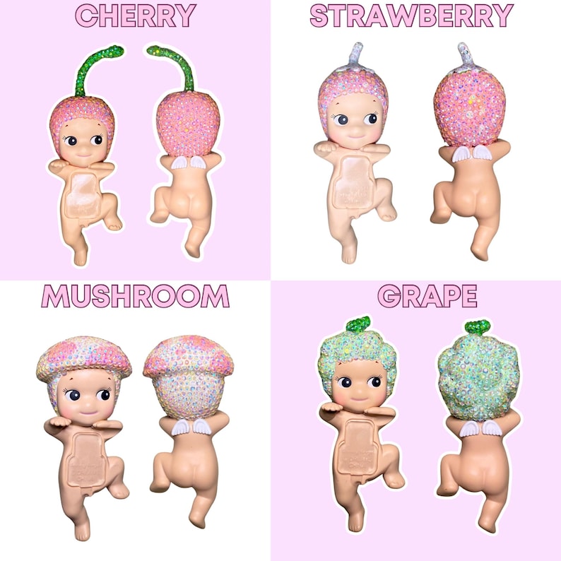K&ouml;nnte beinhalten: Vier kleine Figuren in Babyform, jede mit einem Kopf zum Thema Obst oder Gem&uuml;se. Die Figuren sind mit "CHERRY", "STRAWBERRY", "MUSHROOM" und "GRAPE" beschriftet. Der Hintergrund ist hellrosa.