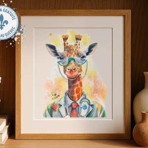 Peut inclure: Une impression encadrée d'une girafe portant des lunettes, une blouse de médecin et un stéthoscope. La girafe a une cravate rouge et une épingle en forme de bouton. Le fond présente des éclaboussures d'aquarelle jaunes et oranges. Le cadre est brun clair.