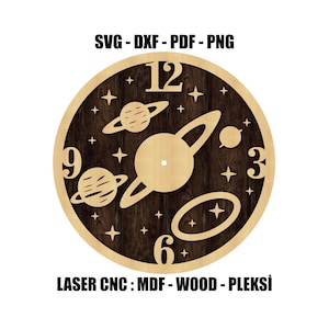 Peut inclure: Un design d'horloge murale circulaire avec un fond en grain de bois foncé et des motifs de planètes et d'étoiles découpés au laser de couleur claire. Le cadran affiche les chiffres 3, 6, 9 et 12. Le texte indique SVG - DXF - PDF - PNG et LASER CNC : MDF - WOOD - PLEKSI.