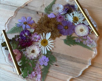 Bandeja de resina hecha a mano por encargo con flores secas naturales y modernas asas doradas.