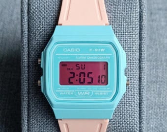 Reloj digital Casio F91W personalizado (F-91WC-2AEF): caja azul, correa rosa, pantalla rosa roja y LED