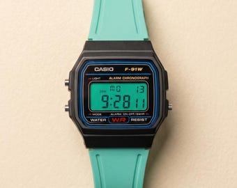 Spezialanfertigung Casio F91W Digitaluhr: Armband in Mintgrün, Display & LED in Grün
