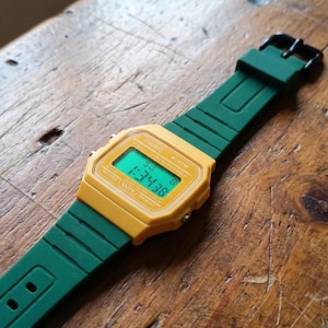 Spezialanfertigung Casio F91W Digitaluhr (F-91WC-9AEF): Gelbes Gehäuse, Grünes Armband, Grüne Anzeige und LED
