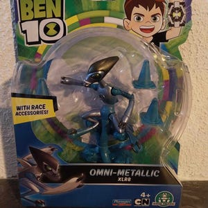 Puede incluir: Figura de acci&oacute;n Ben 10 Omni-Metallic XLR8 con accesorios de carreras. La figura es azul y plateada, con una cabeza negra. El embalaje presenta el logotipo de Ben 10 e ilustraciones de personajes. Apto para mayores de 4 a&ntilde;os. Empaquetado en bl&iacute;ster.