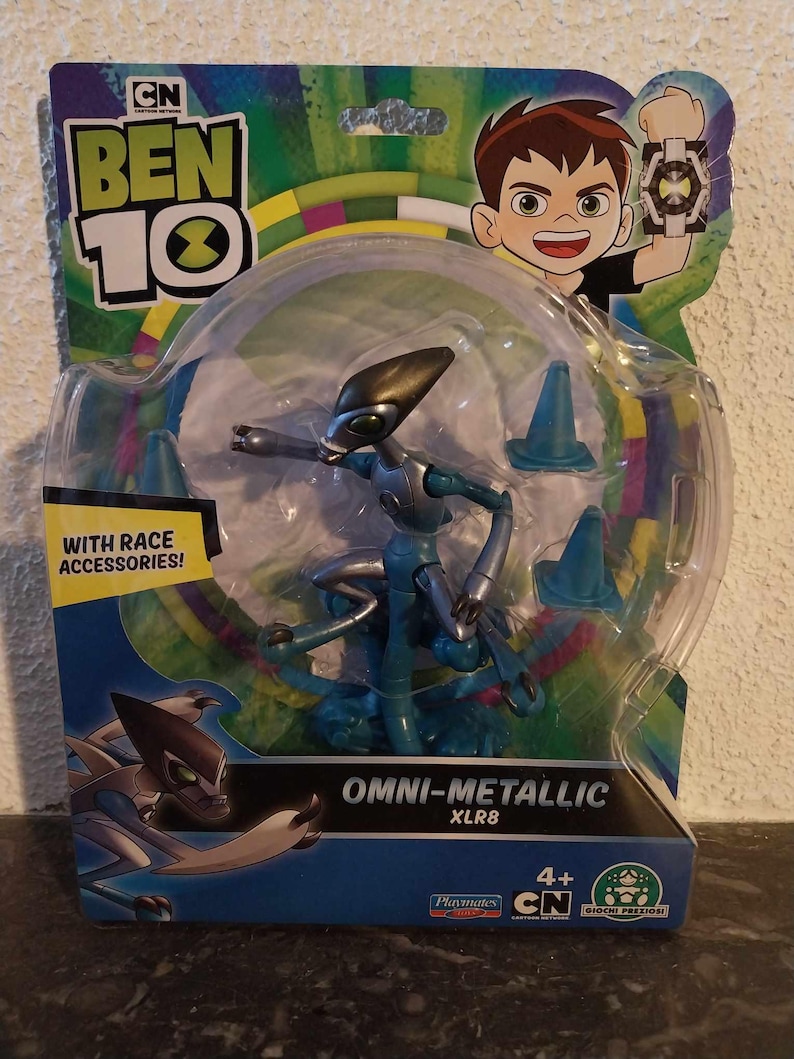 Puede incluir: Figura de acci&oacute;n Ben 10 Omni-Metallic XLR8 con accesorios de carreras. La figura es azul y plateada, con una cabeza negra. El embalaje presenta el logotipo de Ben 10 e ilustraciones de personajes. Apto para mayores de 4 a&ntilde;os. Empaquetado en bl&iacute;ster.