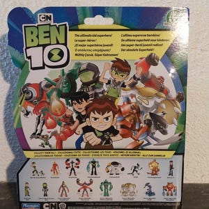 Puede incluir: Un paquete de figuras de acci&oacute;n de Ben 10 con personajes de dibujos animados. El fondo es verde, azul y blanco. El logotipo de Ben 10 es visible. El texto incluye "&iexcl;El mejor superh&eacute;roe juvenil!"