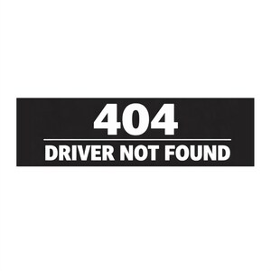 Könnte beinhalten: Ein schwarzes rechteckiges Schild mit dem weißen Text "404" über dem Text "DRIVER NOT FOUND". Der Text ist auf dem Schild zentriert, das sich vor einem weißen Hintergrund befindet.