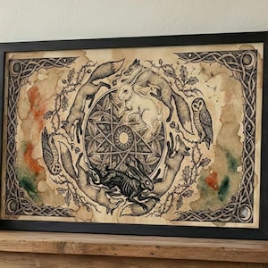 Puede incluir: Una impresión artística enmarcada con un diseño circular que presenta zorros, un conejo y un búho alrededor de una estrella central. La obra de arte tiene una estética vintage con lavados de acuarela naranja, verde y marrón. El marco es negro.