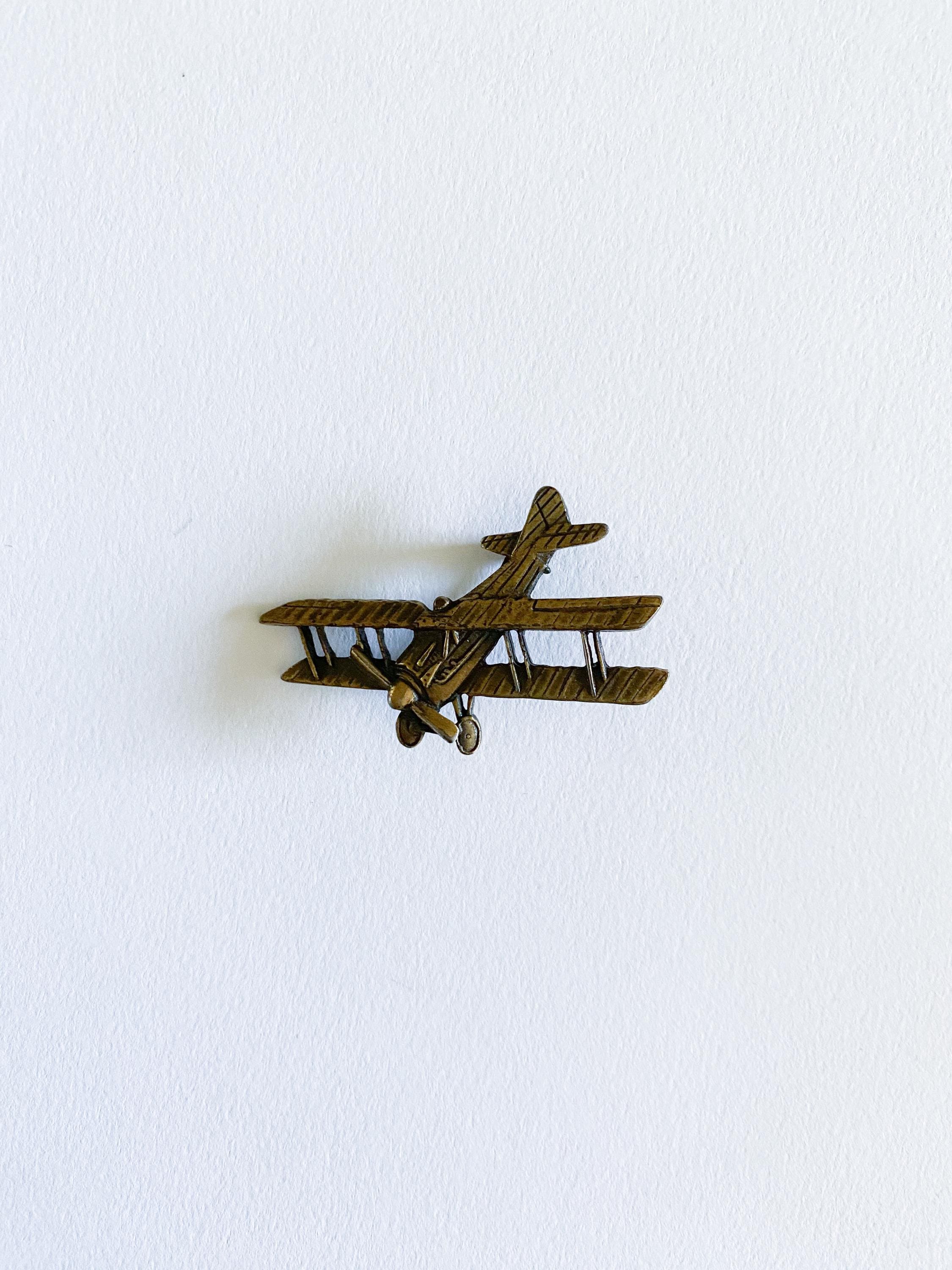 航空機・ヘリコプター ANTIQUES VINTAGE OLD BROOCH AIRCRAFT WW2 WW2 Silver Fighter Aircraft Sweetheart Brooch – Butter Lane