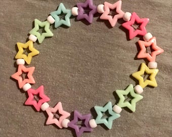 Gargantilla Kandi con Cuentas de Estrella Arcoíris Pastel - Collar Kandi Kawaii Lindo Hada Kei Decora Yume Kidcore (Talla Única, Elástico)