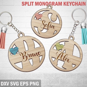 Puede incluir: Llaveros de monograma divididos de madera con los nombres "Sofia", "Bruno" y "Alex". Cada llavero tiene un corazón de color y una borla. Los llaveros son redondos con un diseño decorativo y una cadena plateada.