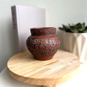 Vaso in terracotta greca fatto a mano: ceramica intagliata con motivi floreali in argilla rossa, firmato