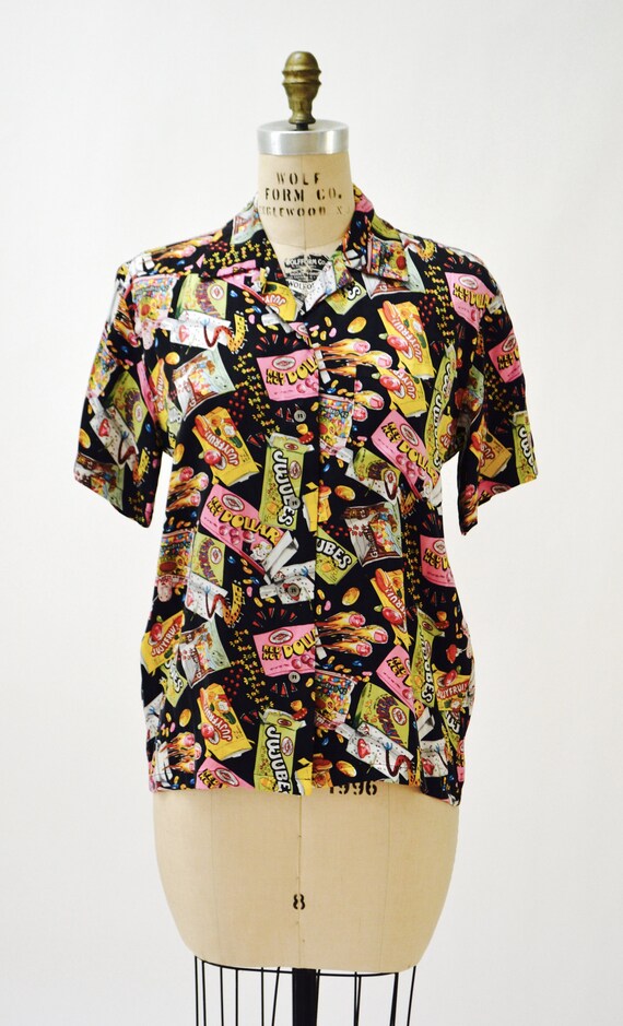 90 s vintage moyen Nicole Miller soie chemise moyen vintage avec impression de bonbons Junk Food / / Pop des années 90 art oral chemise de soie imprimé ea7416 90 s vintage moyen Nicole Miller soie chemise moyen vintage avec impression de bonbons Junk Food / / Pop des années 90 art oral chemise de soie imprimé ea7416