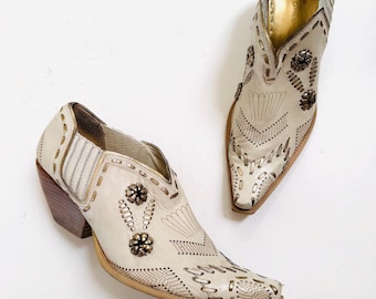 90s 00s Vintage Beige High Heel Cowboy western Shoes Booties Size 10 BCBG Western Wedding Cropped Boots Size 10 Leather Shoes High Heels