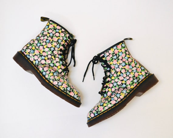 90s Vintage Dr. Martens Floral Print Boots Size 5 // Vintage -