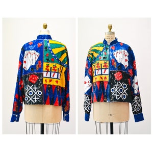 Chaqueta grande con lentejuelas y diseño de casino de Las Vegas vintage de los años 80 y 90 de JUST FABULOUS, con cartas, tragamonedas, póquer, Las Vegas, chaqueta grande con lentejuelas y diseño de arte pop