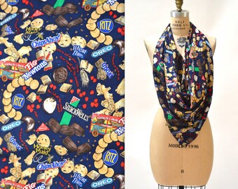 90s vintage Nicole Miller Silk Large Scarf avec Junk Food Cookies et Oreos Pop Art Candy Sweets