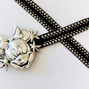 Klamra do paska z lat 90. w stylu vintage Minnie Mouse Disney Katherine Baumann Beverly Hills w kolorze srebrnym i czarnym z ćwiekami Pasek z kreskówek Disney w kolorze srebrnym z Minnie