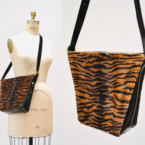 Monedero vintage de piel de pelo de poni con rayas de tigre de los años 90 Bolso de mano de piel con rayas de cebra en marrón y negro Monedero mediano Charles Jourdan Fabricado en Francia