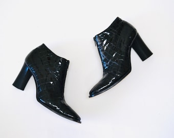 90er 00er Jahre Schwarze Lackleder High Heel Stiefel 37 1/2 7 1/2 von Omari Made in Italy Cropped Reptile Lackleder Booties Größe 37 1/2