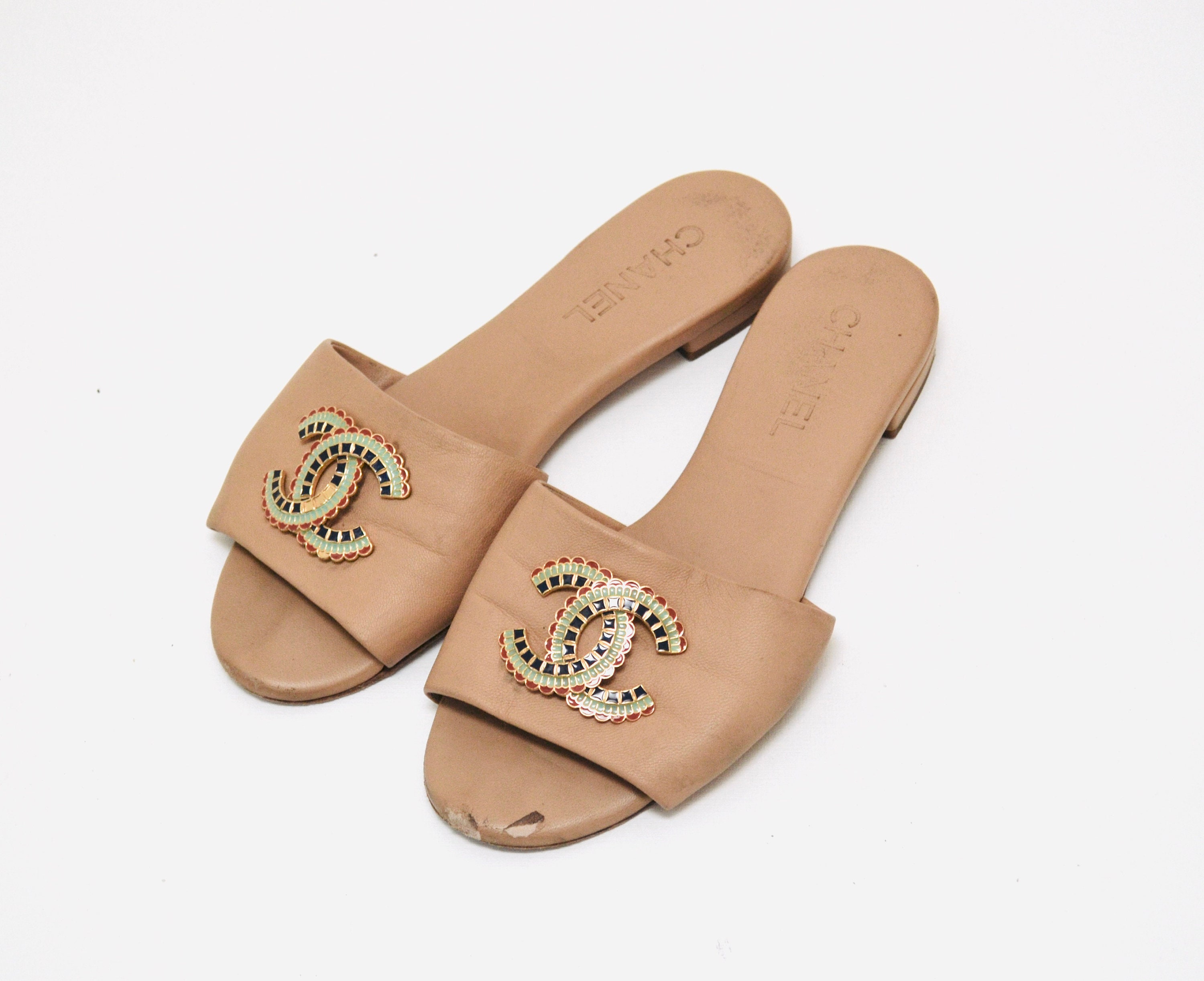 CHANEL CHA NEL LOGO BEIGE LEATHER FLAT SHOES SLIDES MULES – Miami