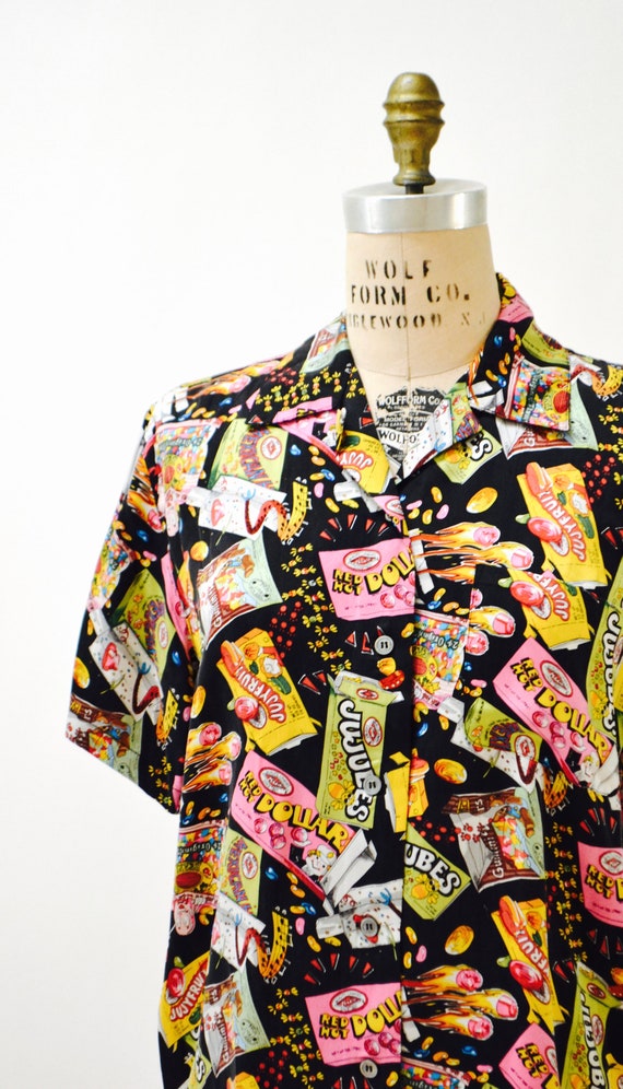 90 s vintage moyen Nicole Miller soie chemise moyen vintage avec impression de bonbons Junk Food / / Pop des années 90 art oral chemise de soie imprimé ea7416 90 s vintage moyen Nicole Miller soie chemise moyen vintage avec impression de bonbons Junk Food / / Pop des années 90 art oral chemise de soie imprimé ea7416
