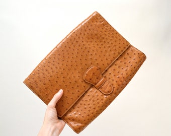 70s 80s Vintage Brown Tan Leather Clutch Purse handbag in Ostrich Leather By Donna Elissa For Saks Fifth Avenue Made in Italy 70s 80s Bag