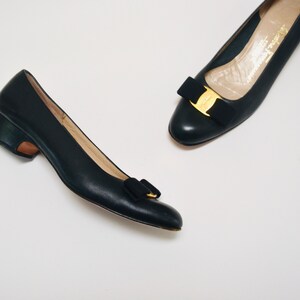 Vintage Salvatore Ferragamo Vara Pumps Shoes Size 8 1/2 AAA Navy Blue ...