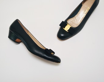 Vintage Salvatore Ferragamo Vara Pumps Shoes size 8 1/2 AAA Navy Blue Leather Vintage Pumps Low Heel Ferragamos 8 1/2 Narrow Made in Italy