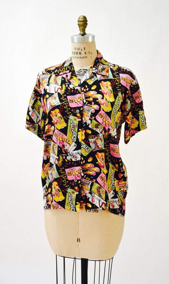 90 s vintage moyen Nicole Miller soie chemise moyen vintage avec impression de bonbons Junk Food / / Pop des années 90 art oral chemise de soie imprimé ea7416 90 s vintage moyen Nicole Miller soie chemise moyen vintage avec impression de bonbons Junk Food / / Pop des années 90 art oral chemise de soie imprimé ea7416
