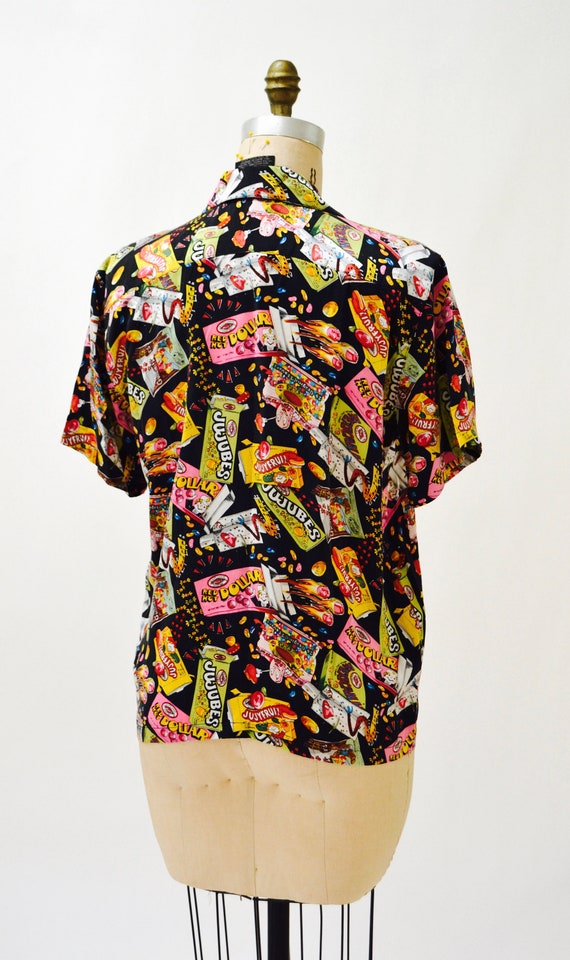 90 s vintage moyen Nicole Miller soie chemise moyen vintage avec impression de bonbons Junk Food / / Pop des années 90 art oral chemise de soie imprimé ea7416 90 s vintage moyen Nicole Miller soie chemise moyen vintage avec impression de bonbons Junk Food / / Pop des années 90 art oral chemise de soie imprimé ea7416