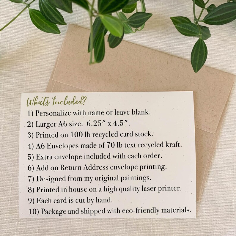 K&ouml;nnte beinhalten: Eine rechteckige wei&szlig;e Karte mit dem Text What's Included? gefolgt von einer zehnteiligen Liste mit Angaben zur Personalisierung, einer Gr&ouml;&szlig;e von 15,88 cm x 11,43 cm, recyceltem Karton, Kraftpapierumschl&auml;gen und handgeschnittenen Kanten.