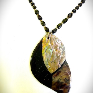 Vintage ambachtelijke schelp hanger ketting groene toermalijn elegante boho kustverklaring met vintage glaskralen