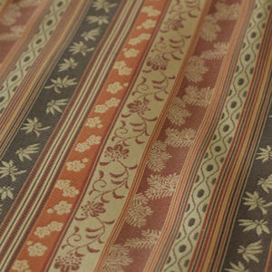 Bieżnik stołowy Zui-shō Komon Woven Table Runner firmy Kawashima Selkon – tkanina Nishijin w oryginalnym drewnianym pudełku