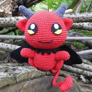 Uroczy mały diabełek Amigurumi Wzór szydełkowy, szydełkowana pluszowa lalka demon dla początkujących, czerwona zabawka szydełkowa diabełek ze skrzydłami i rogami