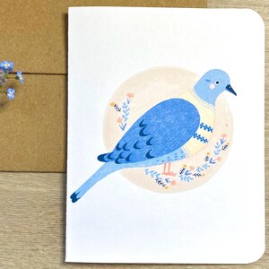 Carte de voeux colombe bleue - oiseau en pull douillet - carte illustrée de la nature pour toutes les occasions
