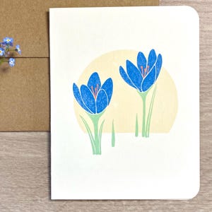 Carte de voeux fleur de crocus bleue - Carte botanique vierge avec enveloppe kraft - Papeterie florale printanière - Carte illustrée de la nature - Fait main