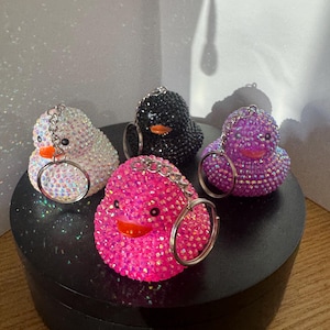 spersonalizowane breloczki z kaczką wysadzaną kryształkami, idealne dla cheerleaderek, tancerek, miłośników kaczek jeżdżących samochodem, na rejsach i innych.