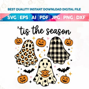Könnte beinhalten: Ein digitales Grafikdesign mit dem Text 'tis the season in schwarzer Schreibschrift. Drei Geister sind abgebildet: einer mit Leopardenmuster, einer mit schwarz-weißem Karomuster und einer mit schwarzen Punkten, der einen kleinen orangefarbenen Kürbis hält.
