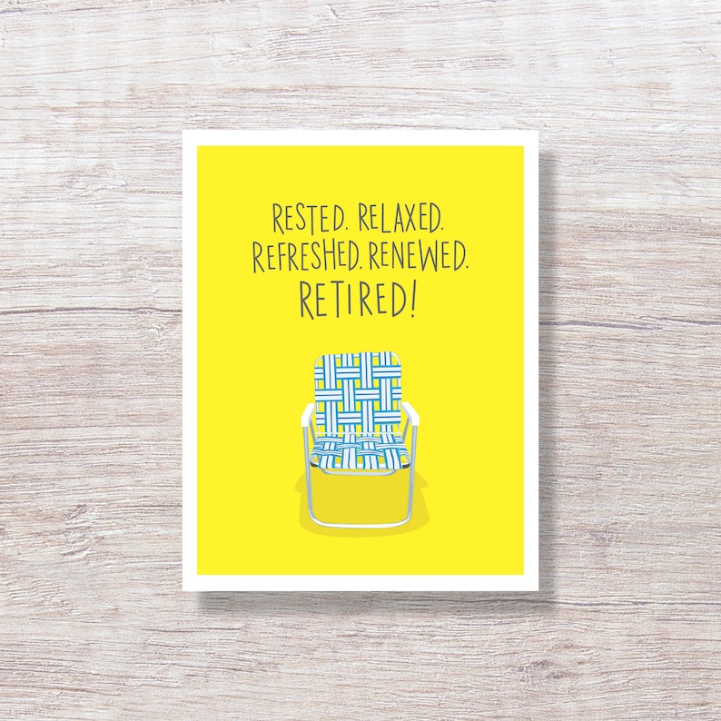 K&ouml;nnte beinhalten: Eine gelbe Karte mit dem Text "RESTED. RELAXED. REFRESHED. RENEWED. RETIRED!" und einem blau-wei&szlig; gestreiften Liegestuhl auf gelbem Hintergrund.