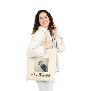 ブルーフローラルリネントートバッグ - FLWRGABロゴ入りアーティスティックフラワープリントエコバッグ、ミニマルな美的日常使い、再利用可能なショッピングバッグ。