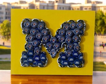 ミシガン・ウルヴァリンズのボトルキャップアート：リサイクルビールキャップの文字M