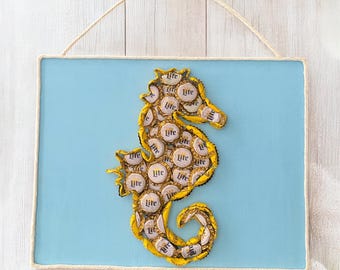 ミラーライトのボトルキャップ、タツノオトシゴアート – アップサイクルされた海岸沿いの壁飾り