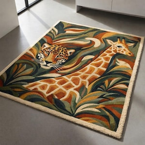 Könnte beinhalten: Ein rechteckiger Teppich mit Dschungelmotiv, der eine Giraffe und einen Leoparden zeigt. Der Teppich hat einen cremefarbenen Rand und eine lebendige Farbpalette aus Grün-, Orange- und Brauntönen. Das gemusterte Fell der Giraffe und die Flecken des Leoparden sind deutlich sichtbar.