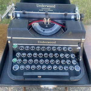 1930’s Working Underwood Universal Made in Canada Typewriter in Black Case / Underwood Typewriter / 1930’s Typewriter